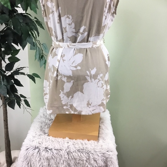 Liz Claiborne Large tan and white belted sleeveless top - Picture 2 of 14